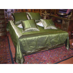             Quilt cover brocade green...