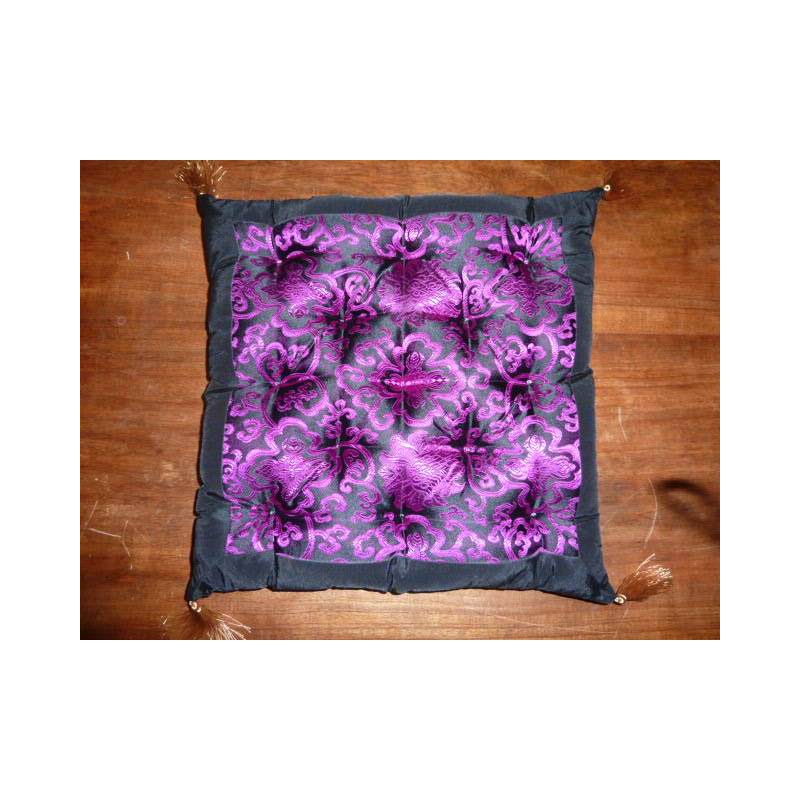 Galette de chaise noire et fleurs violette