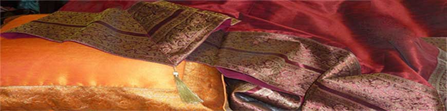 Coussins indiens avec bords brocard en 60x60 cm.