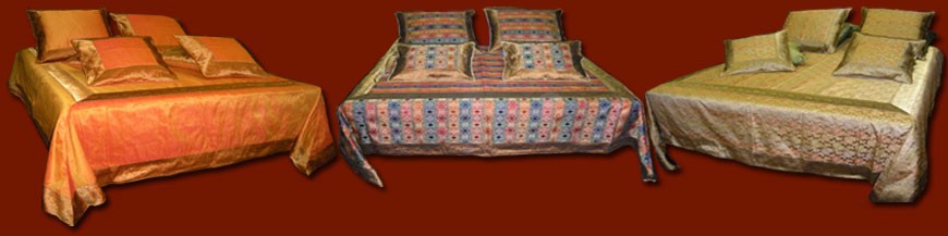 Pasamanería camas indias con cojines y almohadas.