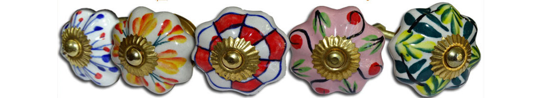 Los botones y manijas de puertas y cajones de porcelana , de cerámica maneja .